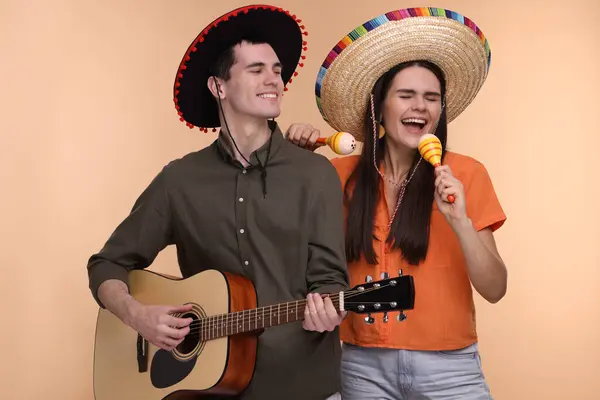Preciosa Pareja Mujeres Sombreros Sombrero Mexicano Con Maracas Guitarra Sobre — Foto de Stock
