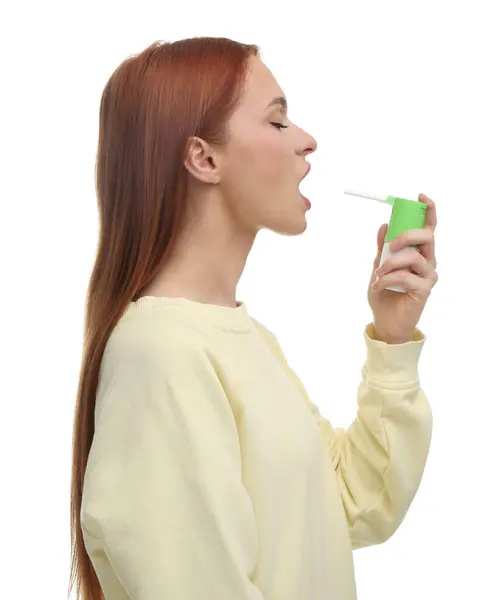Mujer Joven Usando Spray Garganta Sobre Fondo Blanco — Foto de Stock