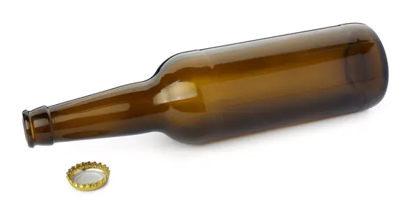 一个空的棕色啤酒瓶和瓶盖与白色隔离 — 图库照片