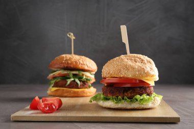 Gri masada lezzetli vejetaryen burgerleri olan bir pansiyon.