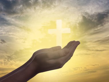 Din. Hristiyan bir kadın gökyüzüne karşı parlayan haçla yaklaş