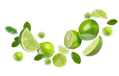 Beyaz arka planda taze limonlar uçuşuyor.