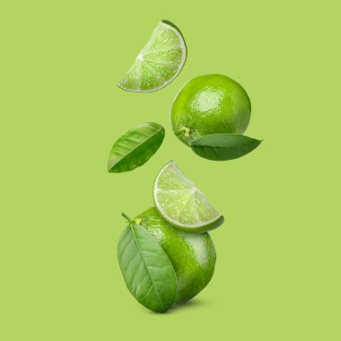 Açık yeşil zemine düşen taze limonlar