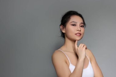 Gri arkaplanda güzel bir kadının portresi, metin için boşluk