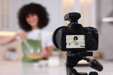 Yemek blogcusu mutfakta video kaydediyor, kameraya odaklan