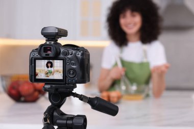 Yemek blogcusu mutfakta video kaydediyor, kameraya odaklan
