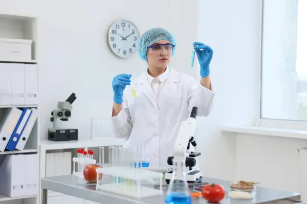 Quality Control Food Inspector Checking Safety Products Laboratory — Fotografia de Stock