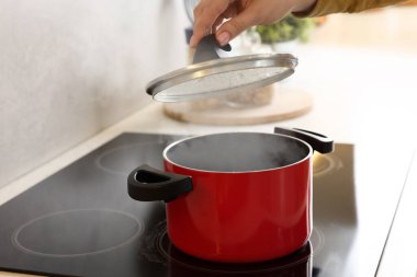 Mutfakta yemek pişiren kadın, yakın plan.