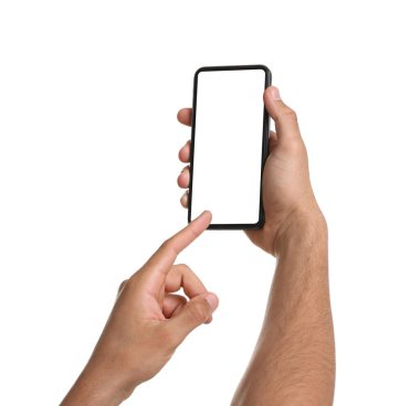Akıllı telefon kullanan bir adam beyaz ekranda izole edilmiş, yakın plan. Tasarım için model
