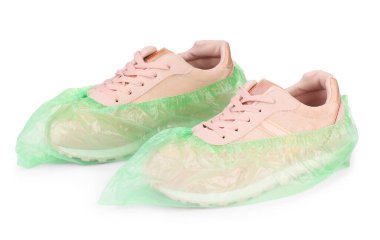 Yeşil ayakkabı kılıflı spor ayakkabıları beyaza izole edilmiş.