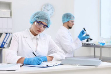 Kalite kontrolü. Gıda müfettişleri ürünlerin güvenliğini laboratuvarda kontrol ediyorlar