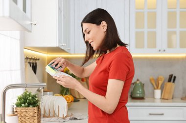 Kadın yemekleri mutfak lavaboda yıkama. Temizlik işleri