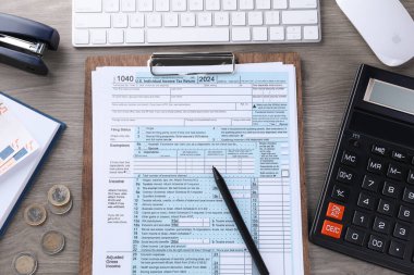 Vergi muhasebesi. Tahta masa üzerinde hesap makinesi ve belge ile düz konum