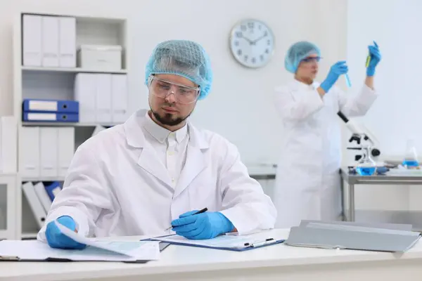 Controlo Qualidade Inspetores Alimentos Que Verificam Segurança Dos Produtos Laboratório — Fotografia de Stock