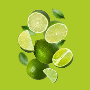 Açık yeşil zemine düşen taze limonlar