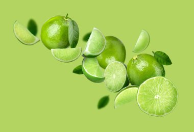 Açık yeşil zemin üzerinde uçan taze limonlar