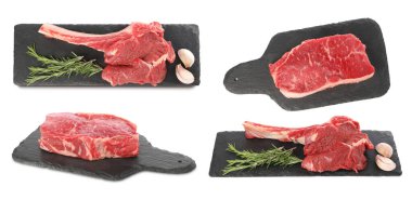 Çiğ biftekler beyazda izole edilmiş, ayarlanmış.