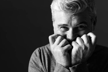 Koyu arkaplanda yakışıklı bir adamın portresi, mesaj için boşluk. Siyah ve beyaz etkisi