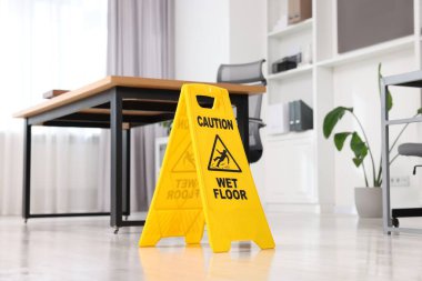 Temizlik servisi. Ofiste ıslak tabela var.