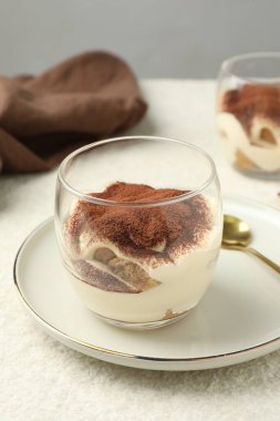 Beyaz masada gözlüklü nefis tiramisu.