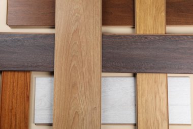 Bej arka planda farklı ahşap döşeme örnekleri var.