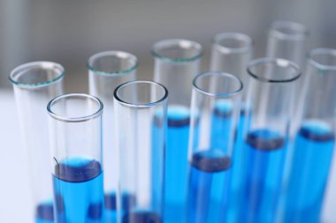 Laboratuvar analizi. Üzerinde mavi sıvı bulunan test tüpleri, yakın plan.