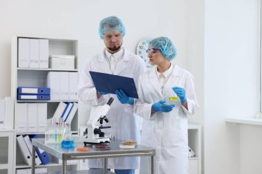 Kalite kontrolü. Gıda müfettişleri ürünlerin güvenliğini laboratuvarda kontrol ediyorlar