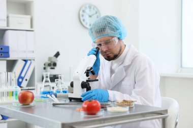 Kalite kontrolü. Gıda müfettişi ürünlerin güvenliğini laboratuvarda kontrol ediyor.