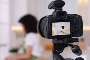 Yemek blogcusu mutfakta video kaydediyor, kameraya odaklan