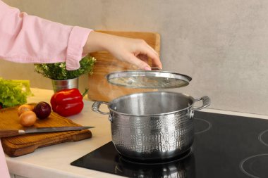 Mutfakta yemek pişiren kadın, yakın plan.