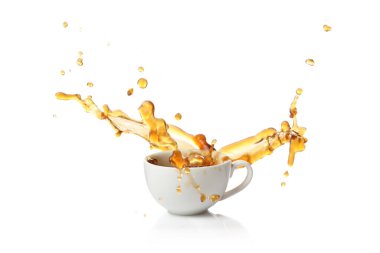 Beyaz arka planda fincanda kahve sıçrıyor.