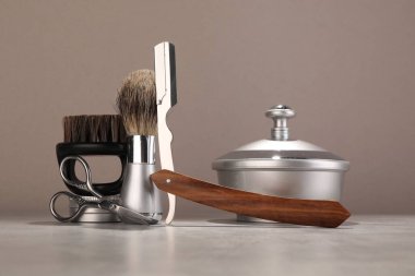 Gri masada bıyık ve sakal şekillendirme araçları