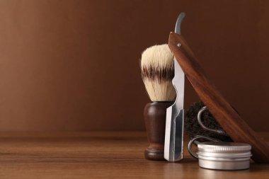 Bıyık ve sakal şekillendirme aletleri ahşap masada. Metin için boşluk