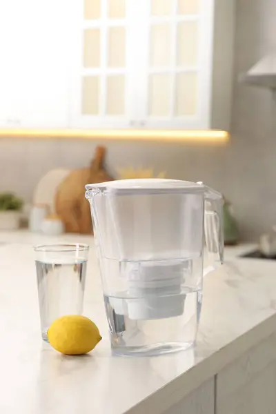 Vodní Filtr Džbán Sklo Citron Bílém Mramorovém Stole Kuchyni — Stock fotografie