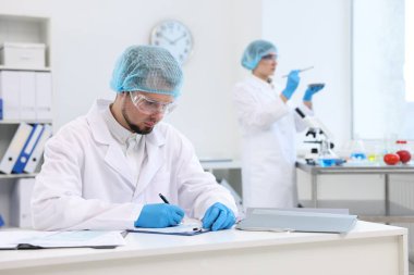 Kalite kontrolü. Gıda müfettişleri ürünlerin güvenliğini laboratuvarda kontrol ediyorlar