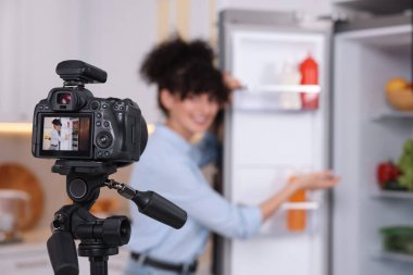 Yemek blogcusu mutfakta video kaydediyor, kameraya odaklan