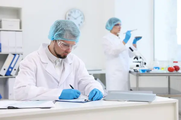 Controlo Qualidade Inspetores Alimentos Que Verificam Segurança Dos Produtos Laboratório — Fotografia de Stock