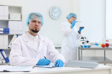 Kalite kontrolü. Gıda müfettişleri ürünlerin güvenliğini laboratuvarda kontrol ediyorlar