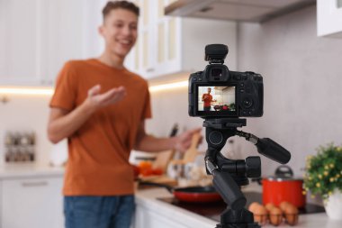 Yemek blogcusu mutfakta video kaydediyor, kameraya odaklan