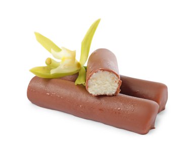 Beyaz üzerine izole edilmiş kremalı peynir ve vanilyalı çiçek.