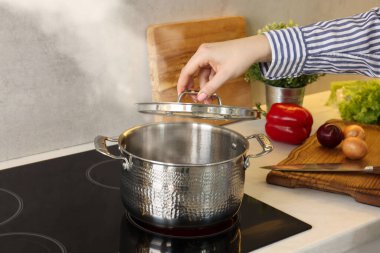 Mutfakta yemek pişiren kadın, yakın plan.