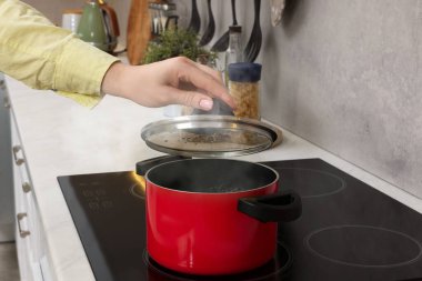 Mutfakta yemek pişiren kadın, yakın plan.