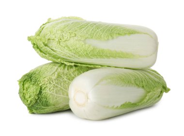 Taze taze Çin lahanaları beyaza izole edilmiş.