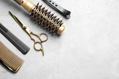 Hafif arka planda kuaför aletleri, düz yatış. Metin için boşluk