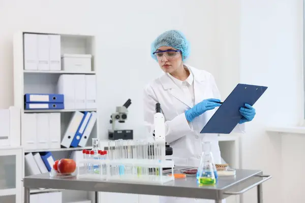 Controlo Qualidade Inspetor Alimentos Verificando Segurança Dos Produtos Laboratório — Fotografia de Stock