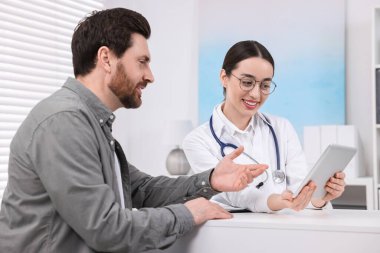 Klinikteki randevusu sırasında ilaç tedavisi gören bir doktor.