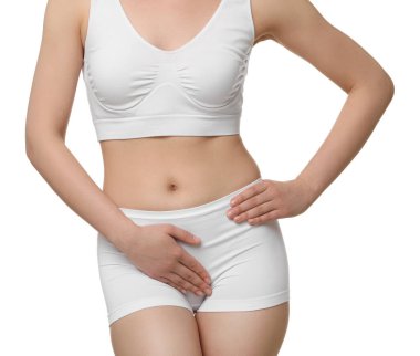 Beyaz arka planda sistit hastası bir kadın, yakın plan.