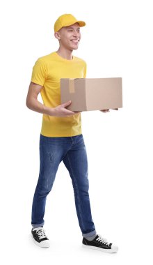 Beyaz arkaplanda paketi olan mutlu kurye