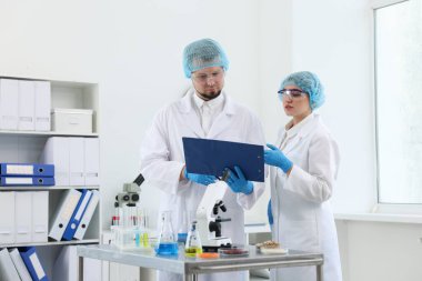 Kalite kontrolü. Gıda müfettişleri ürünlerin güvenliğini laboratuvarda kontrol ediyorlar