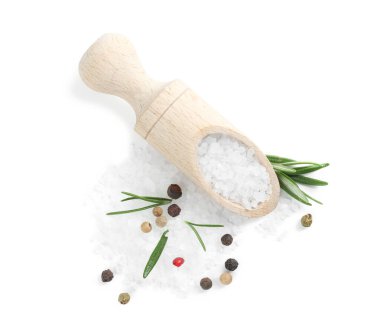 Biberiyeli tuz ve kepçeli biberli mısır, beyaz, üst görünümde izole.